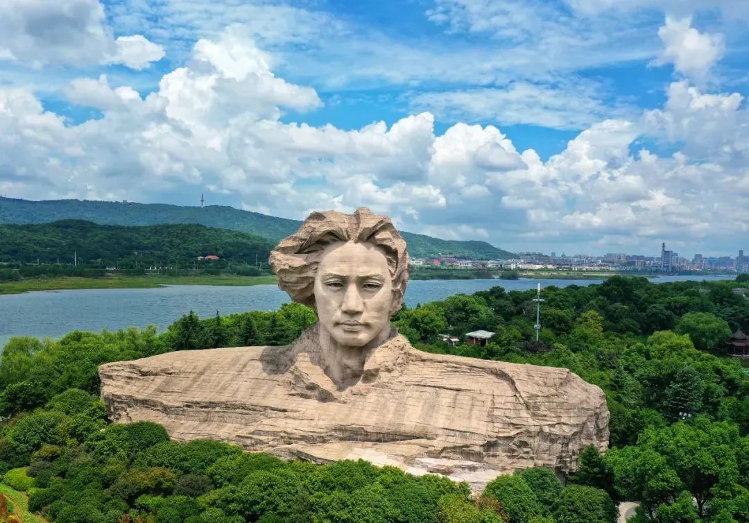 쥐쯔저우 - 젊은 마오쩌둥 동상과 샹장
